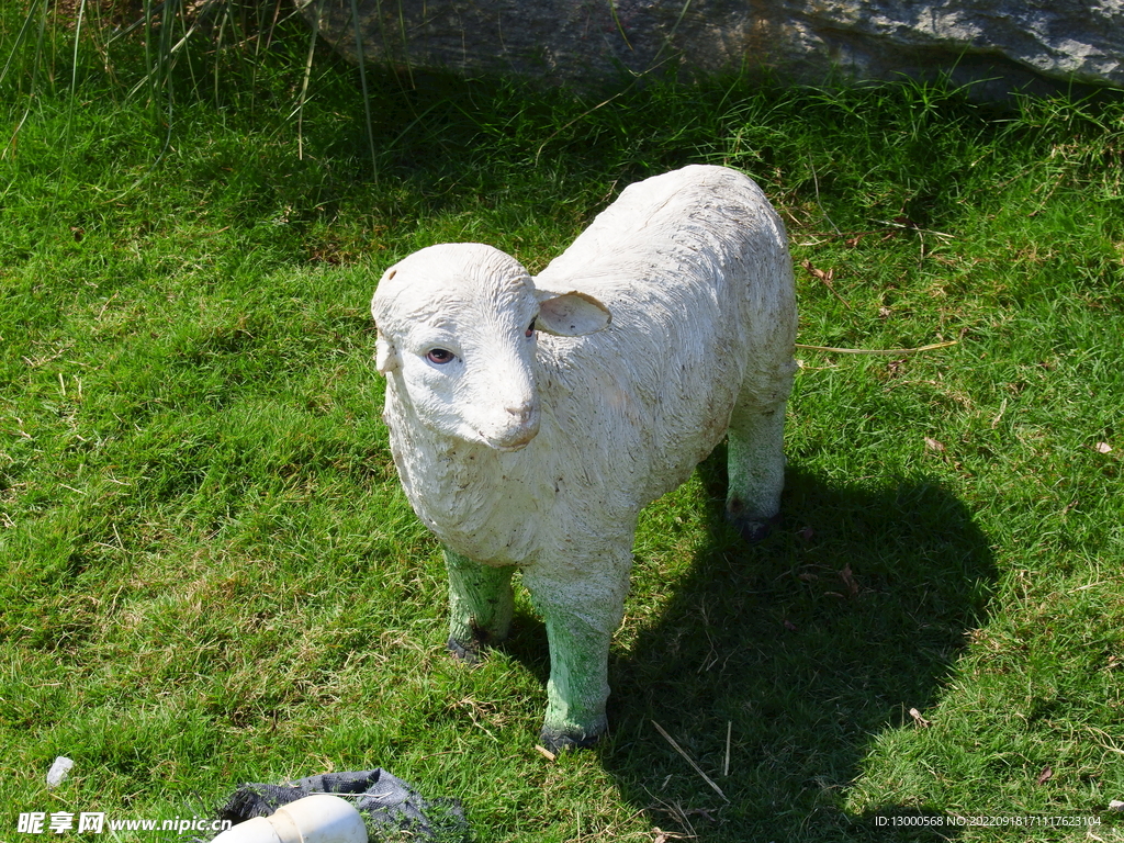 公园小绵羊雕塑