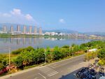 俯瞰蓝天下的城市美景