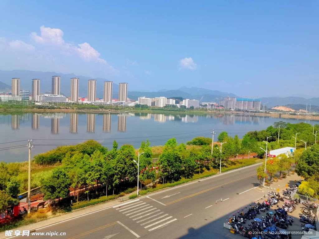 俯瞰蓝天下的城市美景