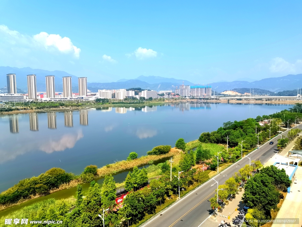 蓝天下的城市美景