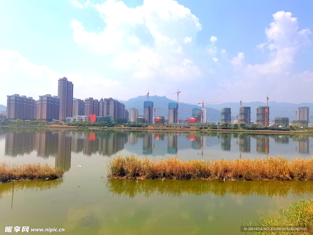 蓝天下的公园河道风景