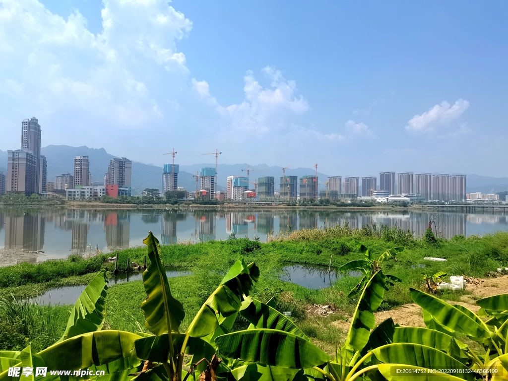 蓝天下的河道风景