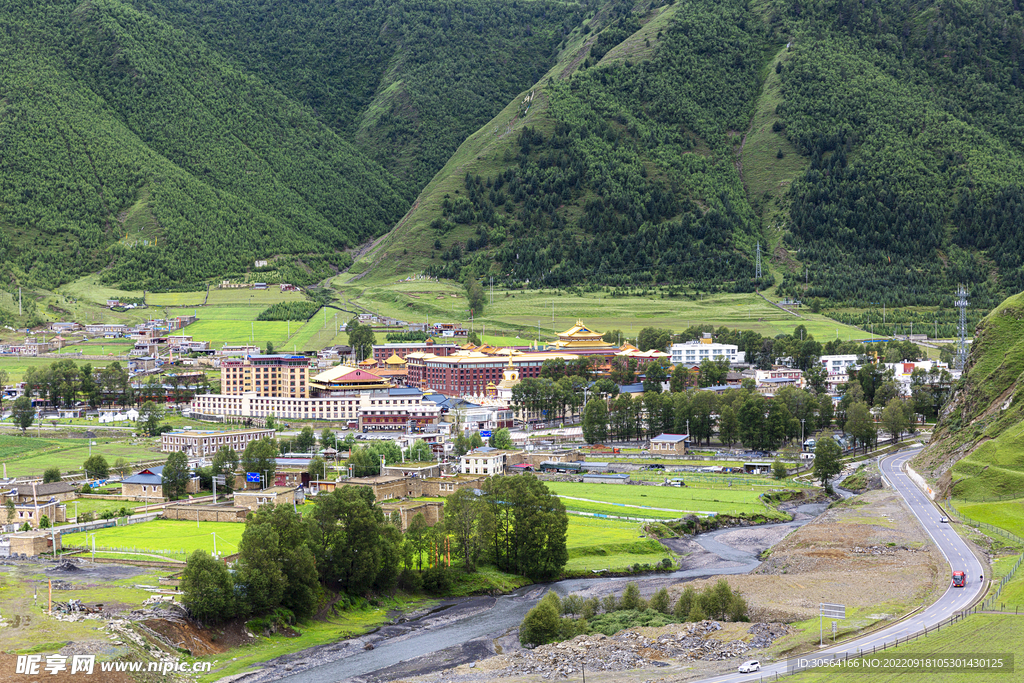 山脉村庄
