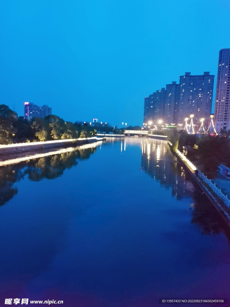 城市夜景 小河边 风光