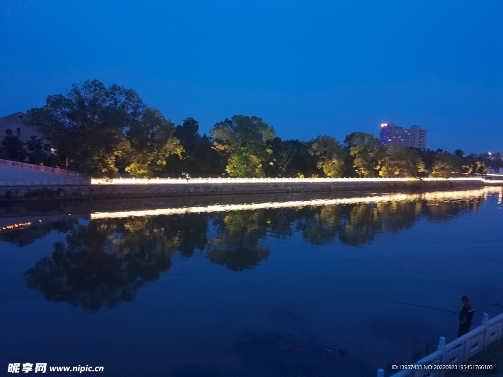 小河边美景城市夜景