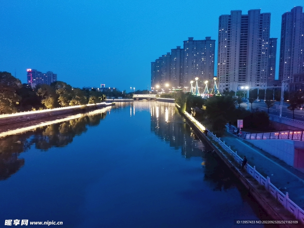 城市夜景高楼灯带小桥流水