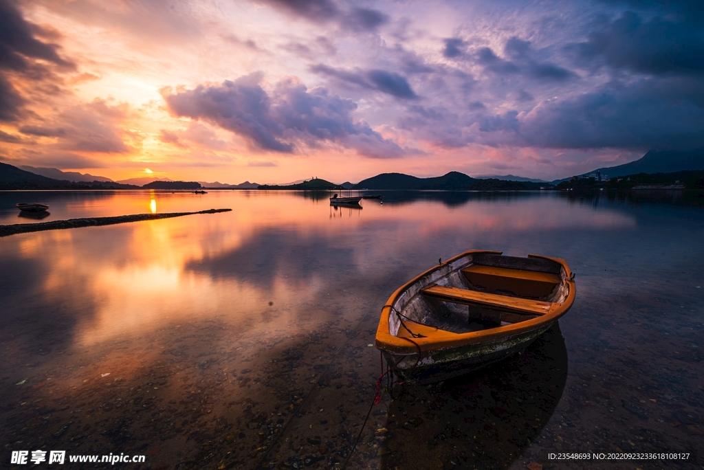 夕阳下的水面