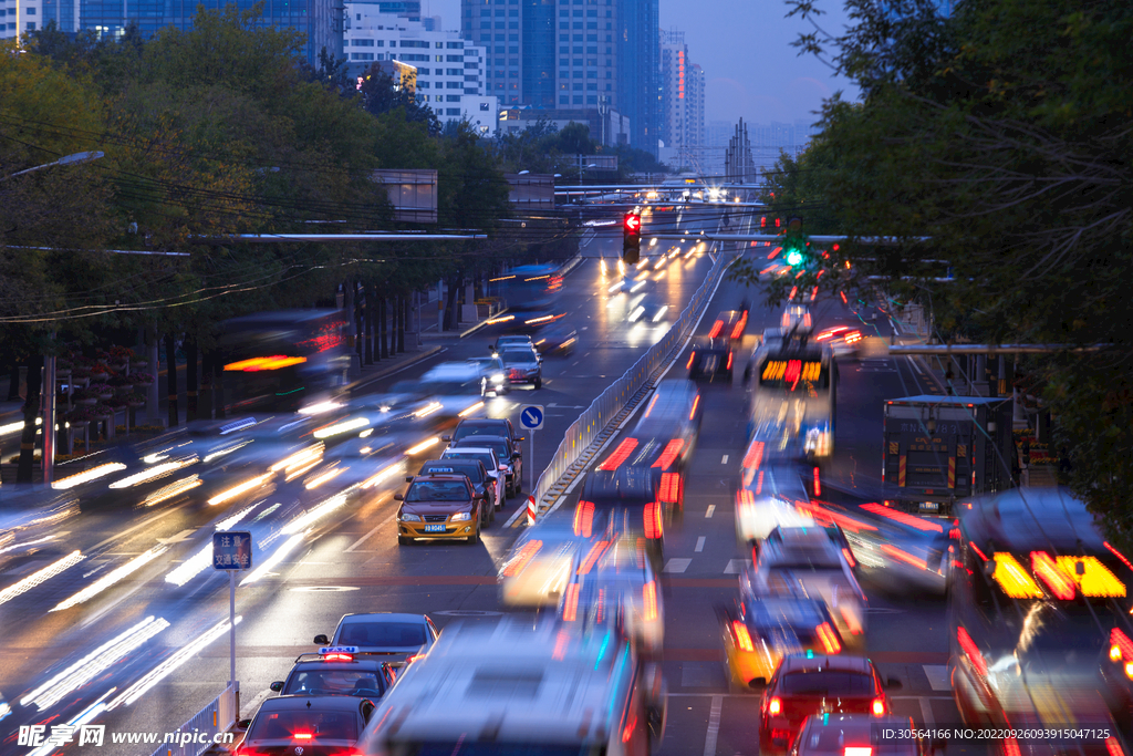 夜晚道路车流