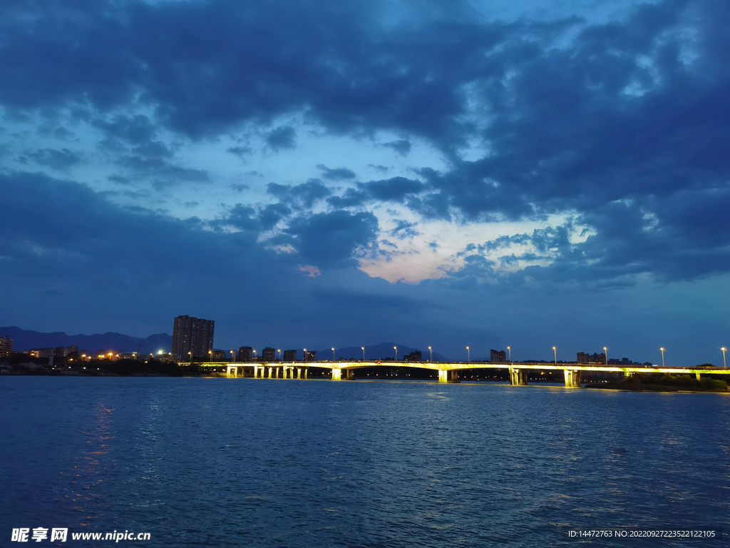 蓝色天空城市大海