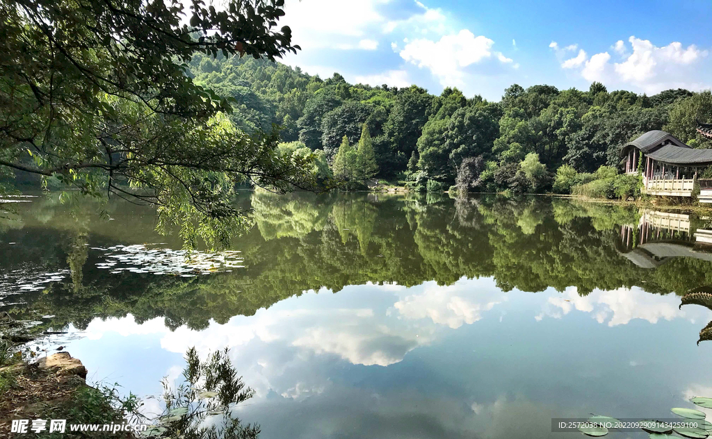 岳麓山穿石坡湖