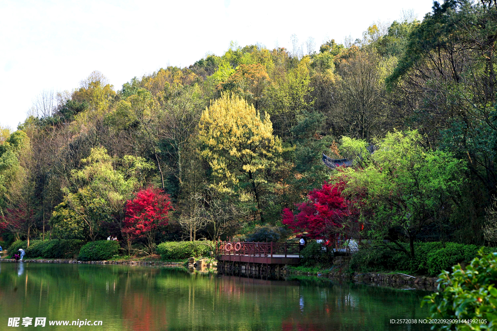 岳麓山穿石坡湖