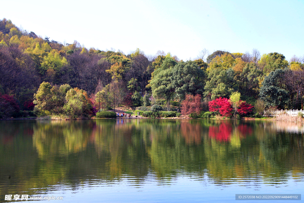 岳麓山穿石坡湖