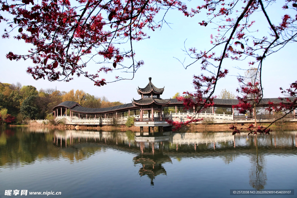 岳麓山穿石坡湖