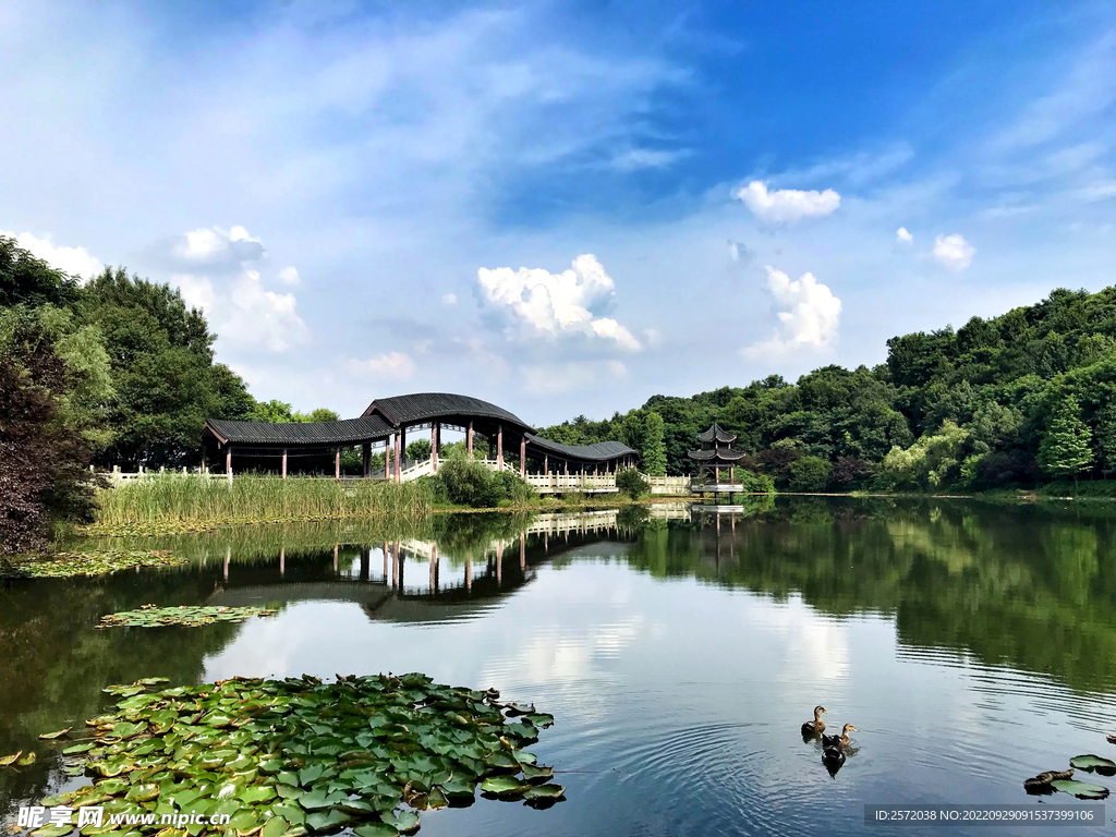 岳麓山穿石坡湖