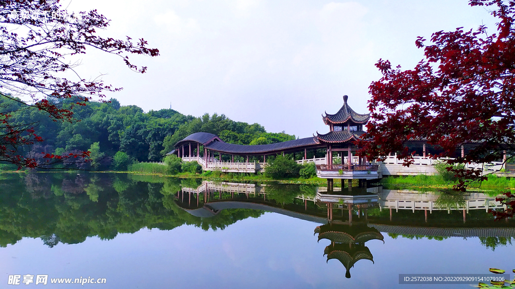 岳麓山穿石坡湖