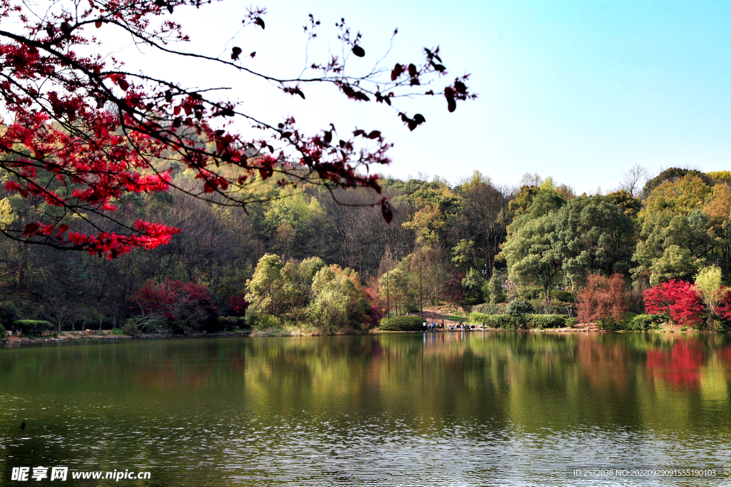 岳麓山穿石坡湖