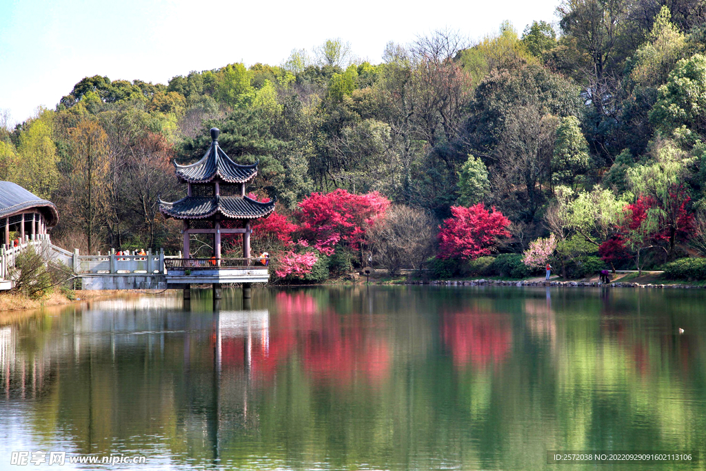 岳麓山穿石坡湖