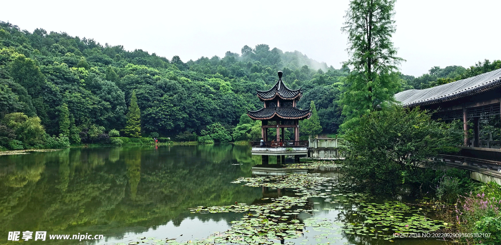 岳麓山穿石坡湖