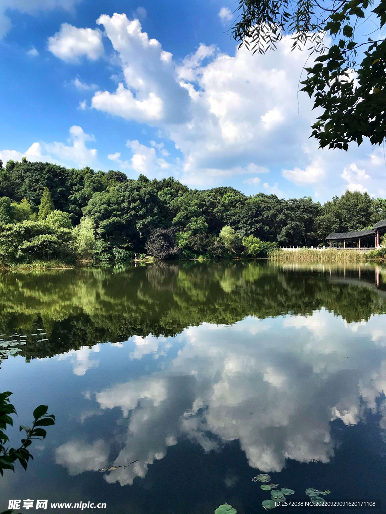 岳麓山穿石坡湖