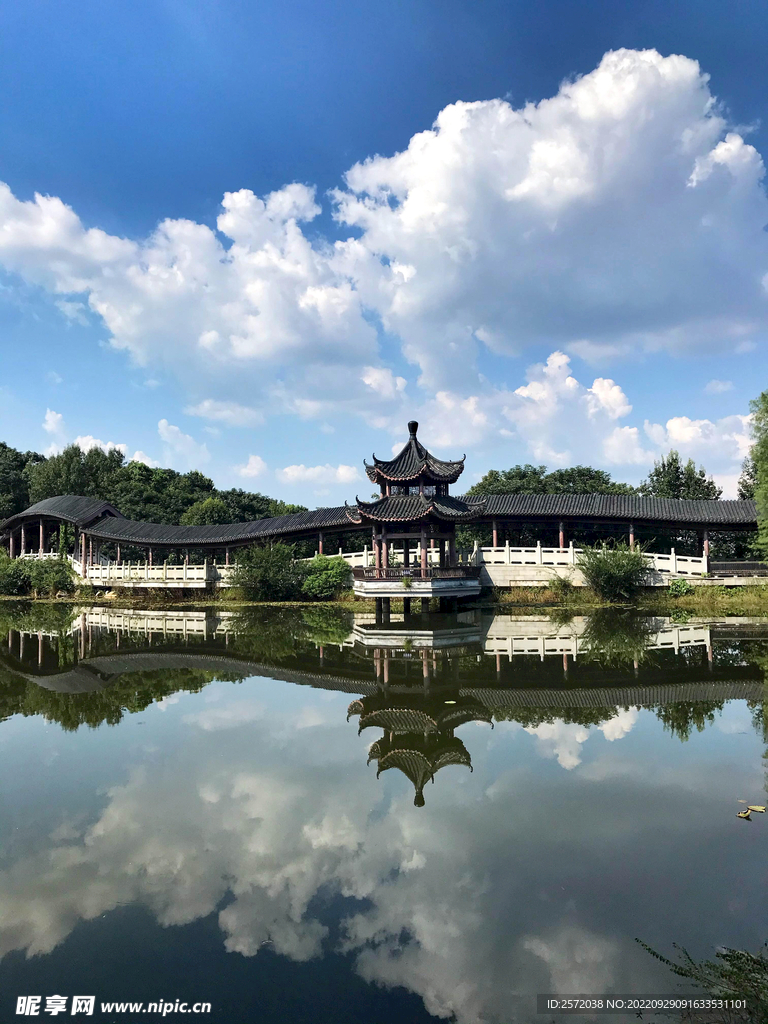 岳麓山穿石坡湖