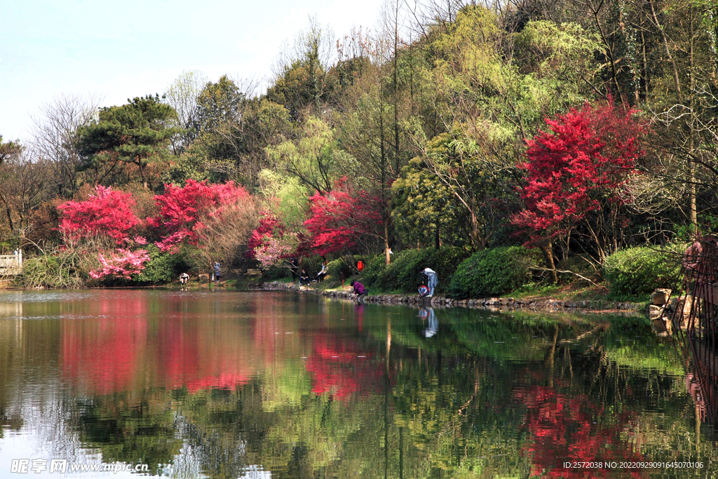 岳麓山穿石坡湖