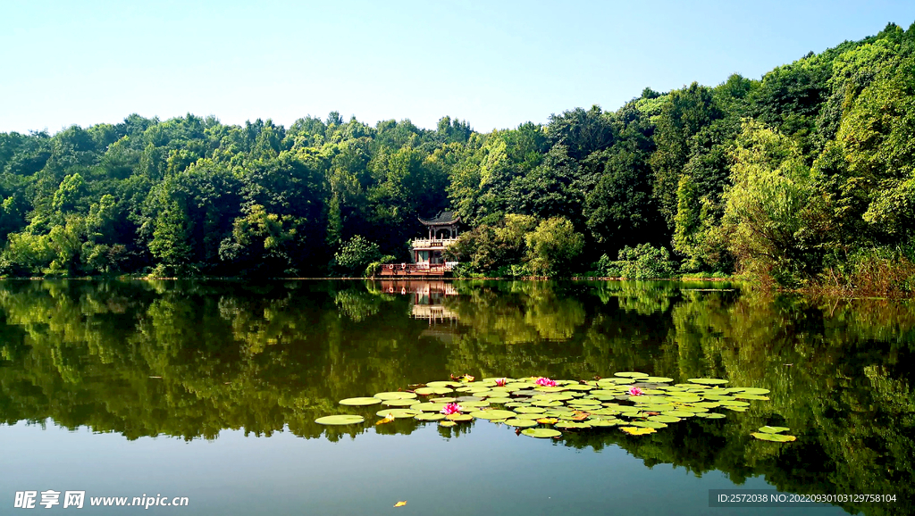 岳麓山穿石坡湖