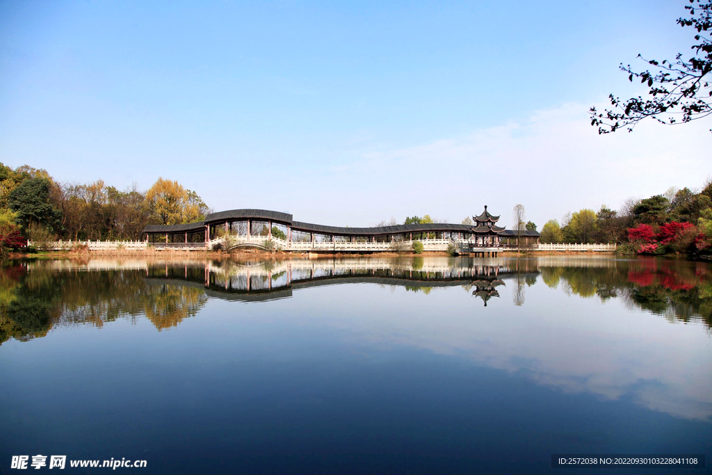 岳麓山穿石坡湖