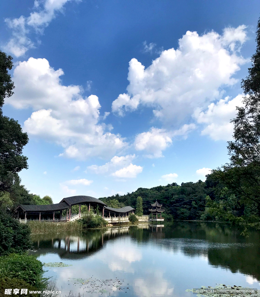 岳麓山穿石坡湖