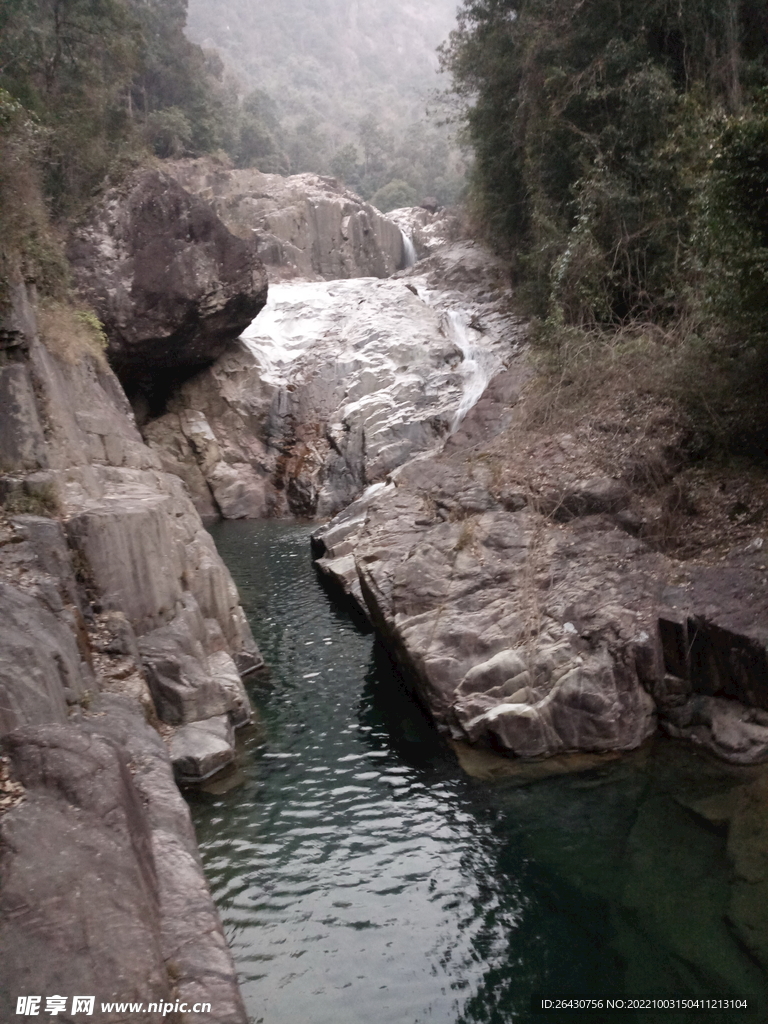 山涧水潭