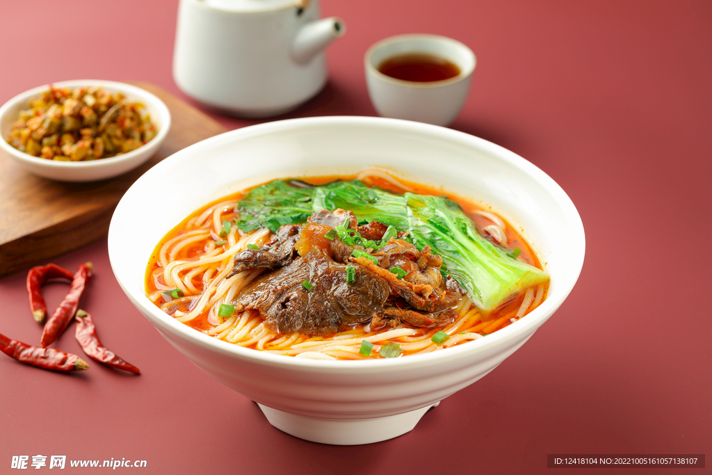红汤 牛肉 青菜 粉 面