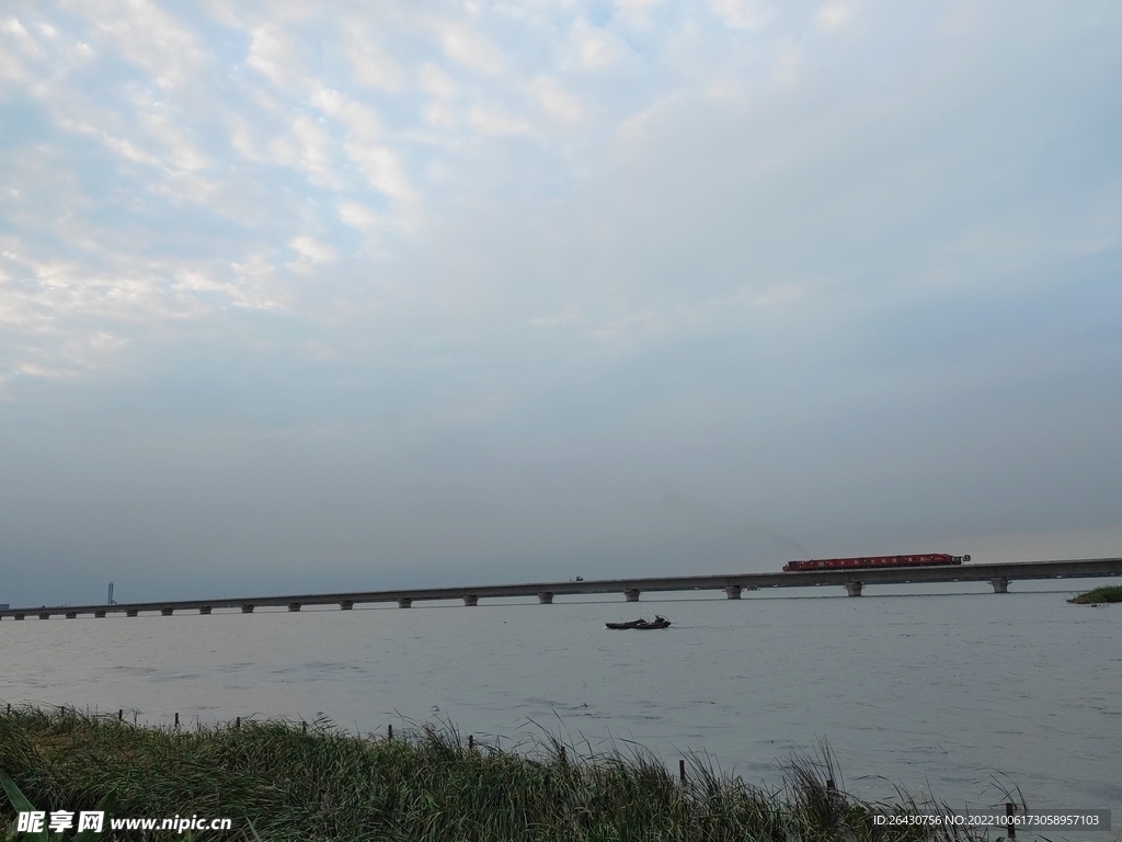 湖面小船跨湖大桥