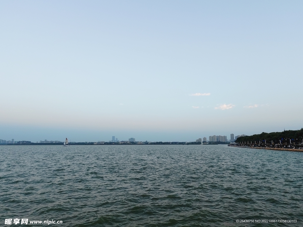 湖边建筑湖面风光