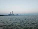 湿地公园湖边现代建筑群