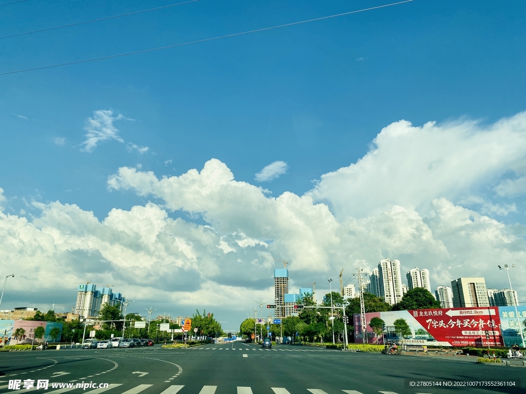 城市道路宽阔美景