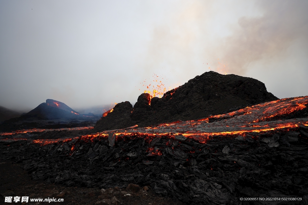 火山             