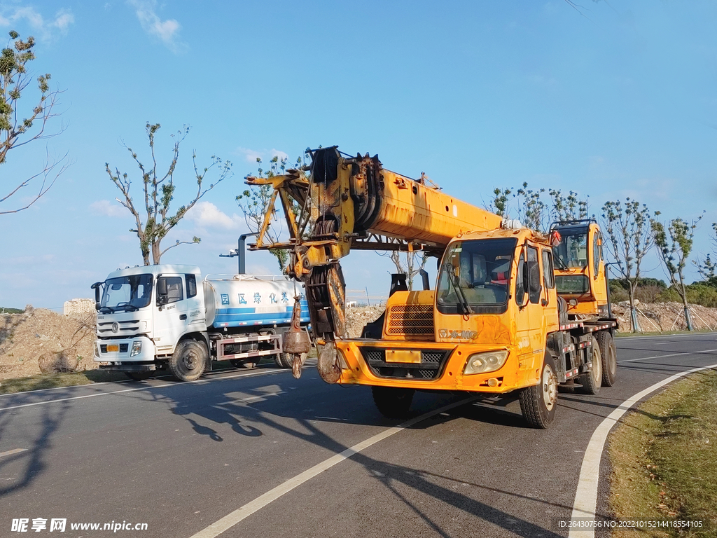 吊车和绿化养护车