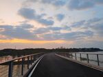 湖边路桥晚霞