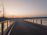 黄昏下的跨湖路桥