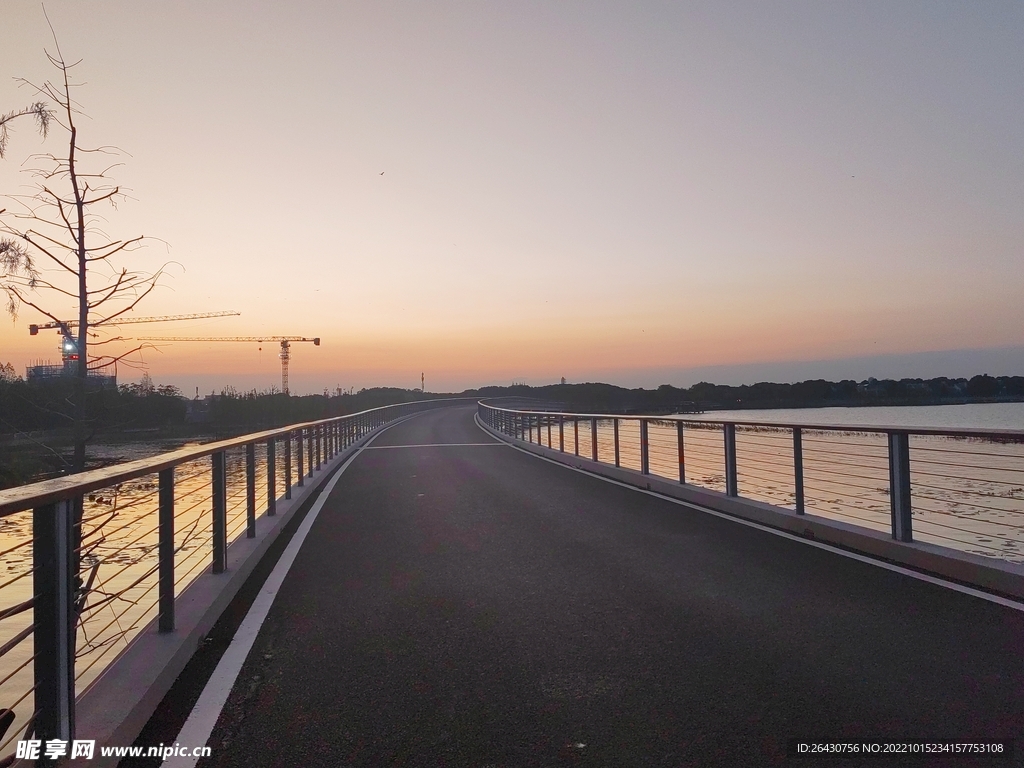 黄昏下的跨湖路桥