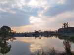 夕阳下湖边石拱桥