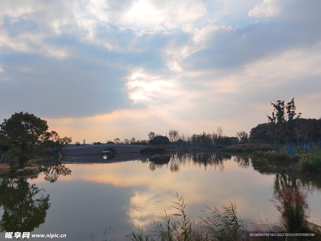 夕阳下湖边石拱桥