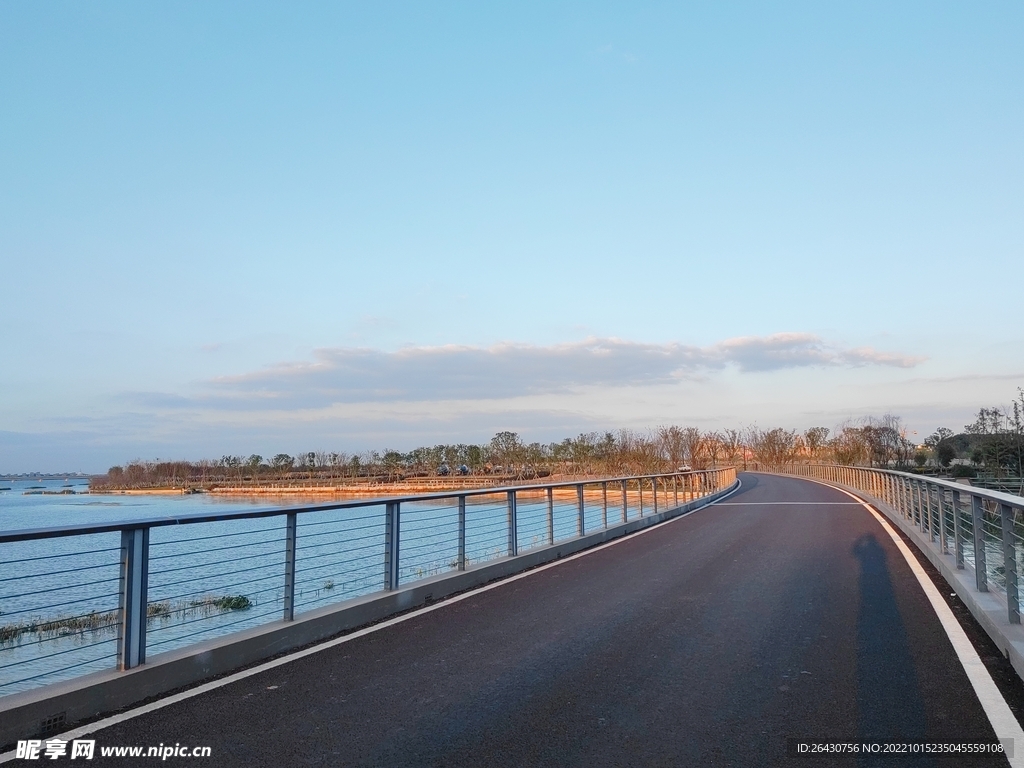 湖面跨湖路桥