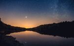 湖边夕阳与星空