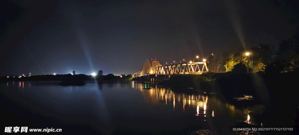 钢结构跨湖大桥夜景