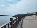 湖边观光旅游步道