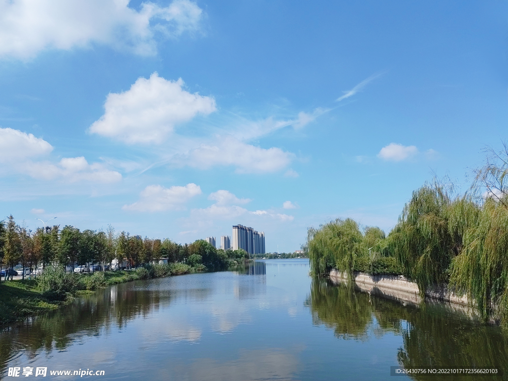 蓝天白云湿地湖边建筑