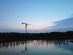 夕阳下施工塔吊