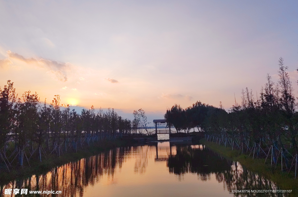 湿地公园夕阳水闸亭子