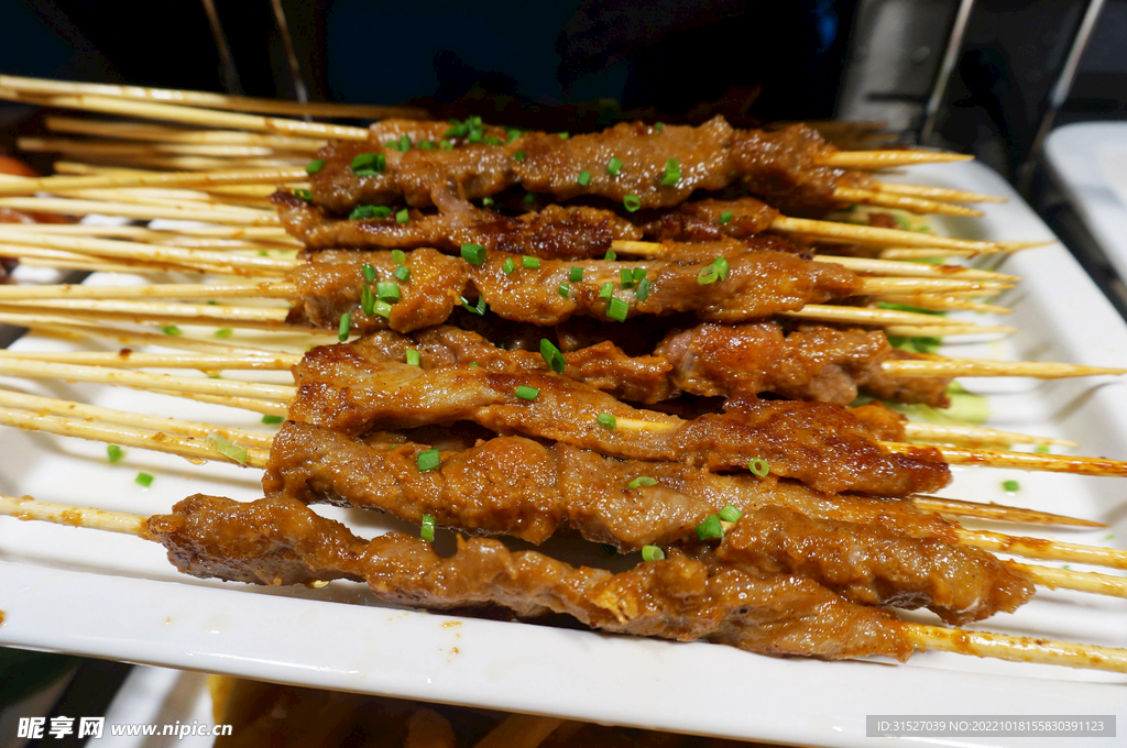 盘子里的烤肉串