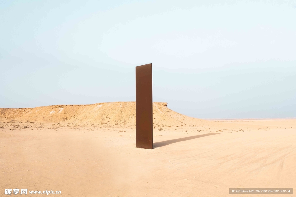 立在沙漠中的一块板